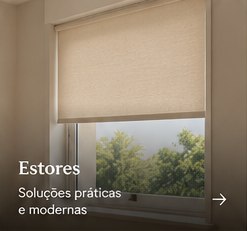 Estores de rolo junto a uma janela
